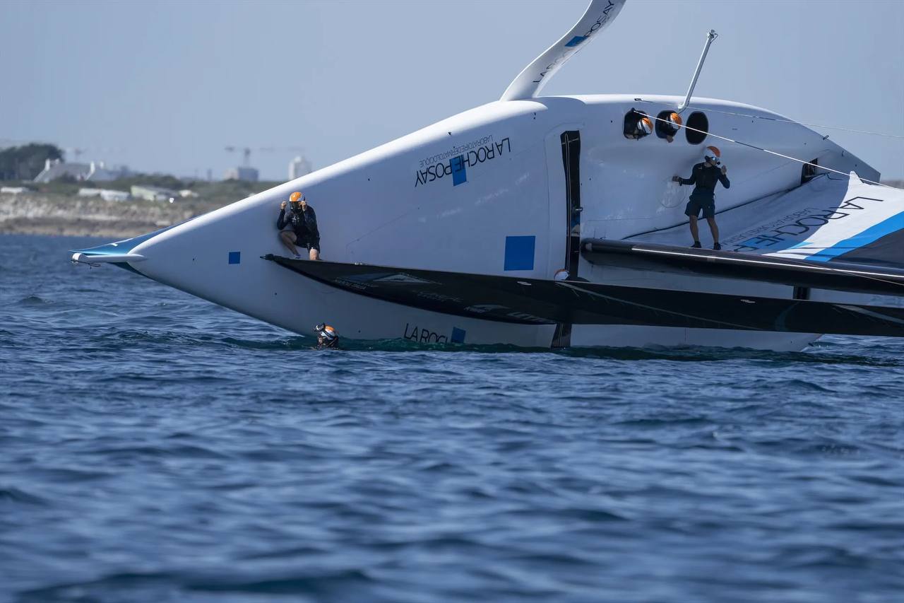Incendiu la bord după răsturnare: Echipa franceză de America's Cup trece prin momente critice