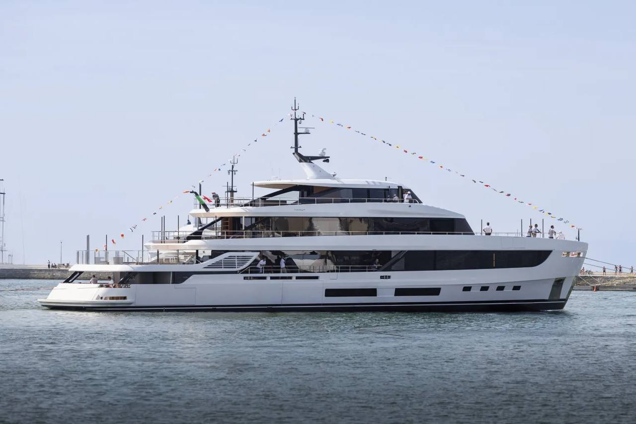 Azimut Grande 44M: Noul Flagship cu Tehnologie Hibrid si Patru Punti Dedicate