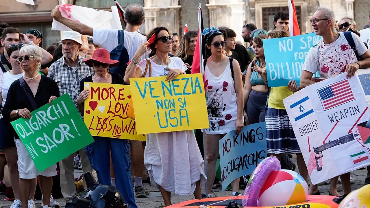 Iahtul ambasadorului SUA la Venetia: Miliardarul Fertitta intampinat cu proteste anti-Trump